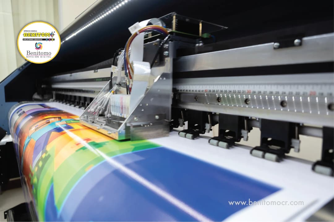 Una impresora moderna imprimiendo variedad de imágenes multicolores